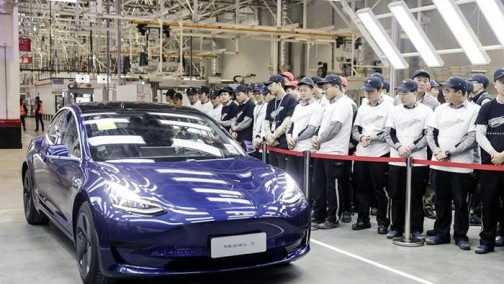 特斯拉股价暴跌17% 维权人士呼吁查内幕交易