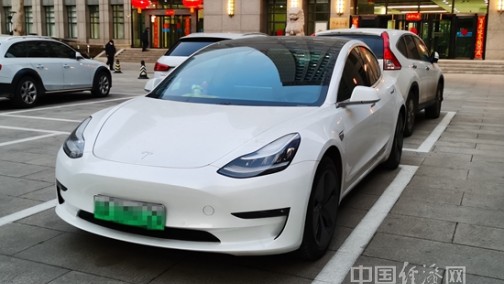 身边的新能源车故事:特斯拉车主自我限速,&quot;用黑科技就是玩儿命&quot;